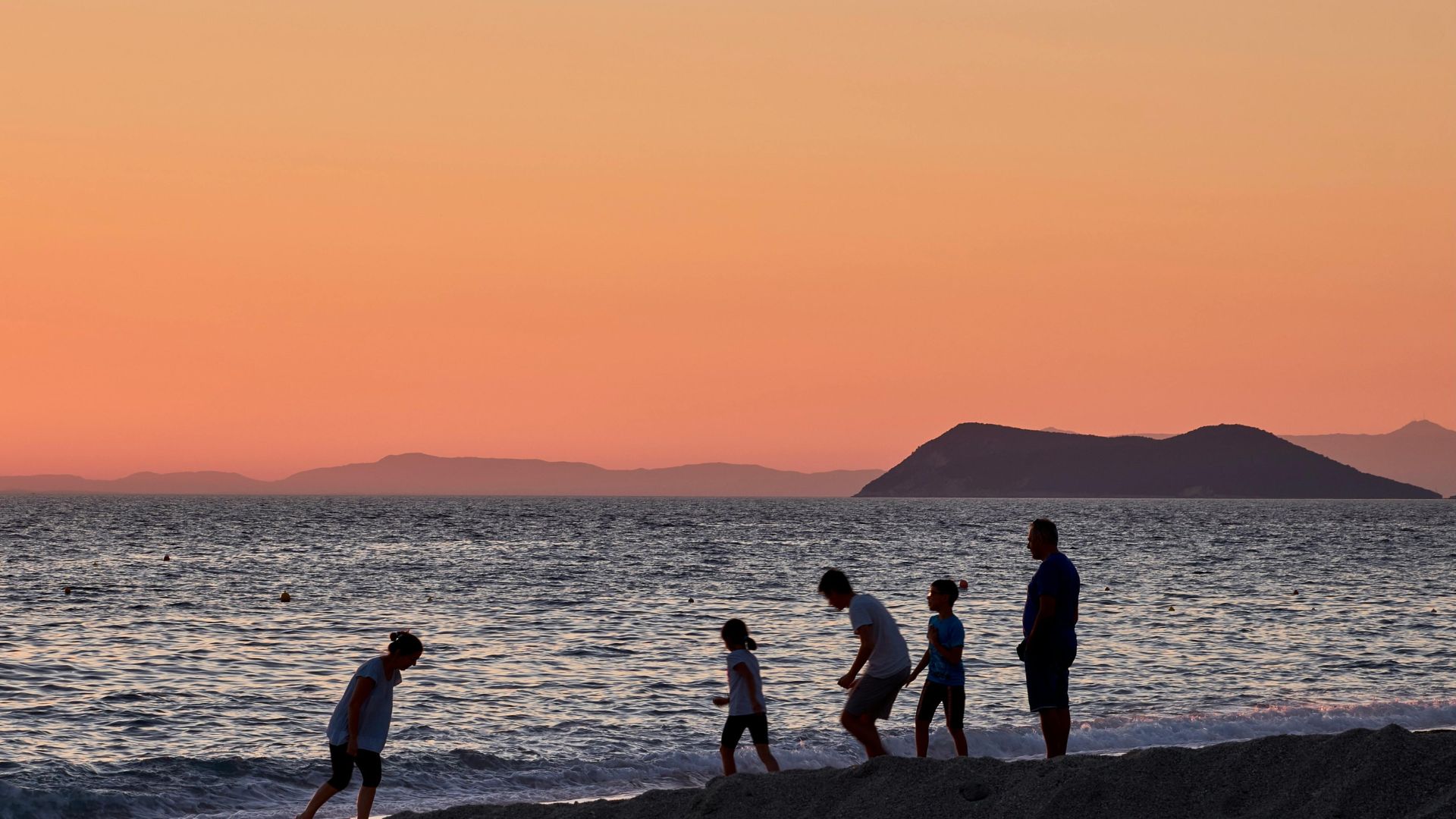 Camera trong nhà đóng vai trò như “đôi mắt từ xa”, giúp quan sát trực tiếp, xem lại lịch sử và nhận cảnh báo