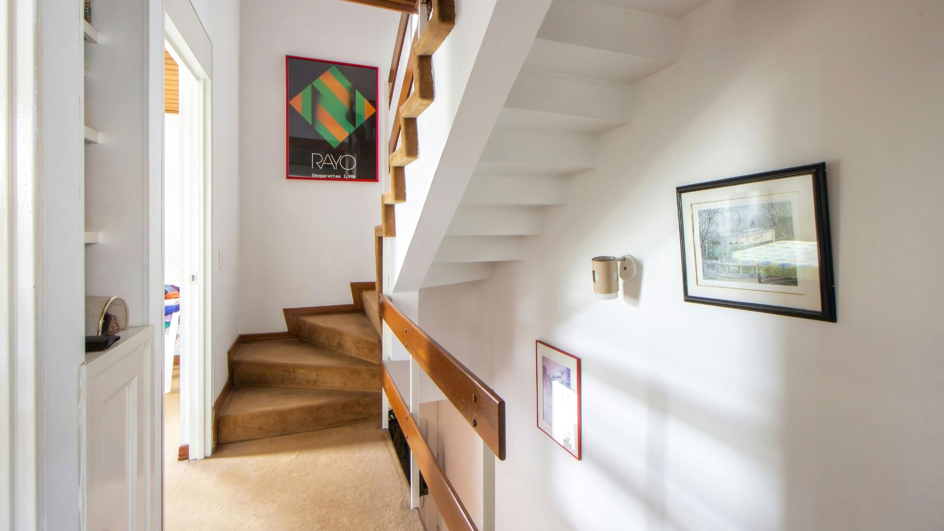 Góc chết camera giám sát tại cầu thang và hành lang