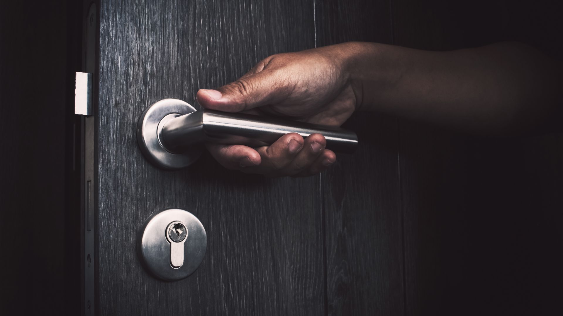 Người lạ xuất hiện khi không có ai ở nhà