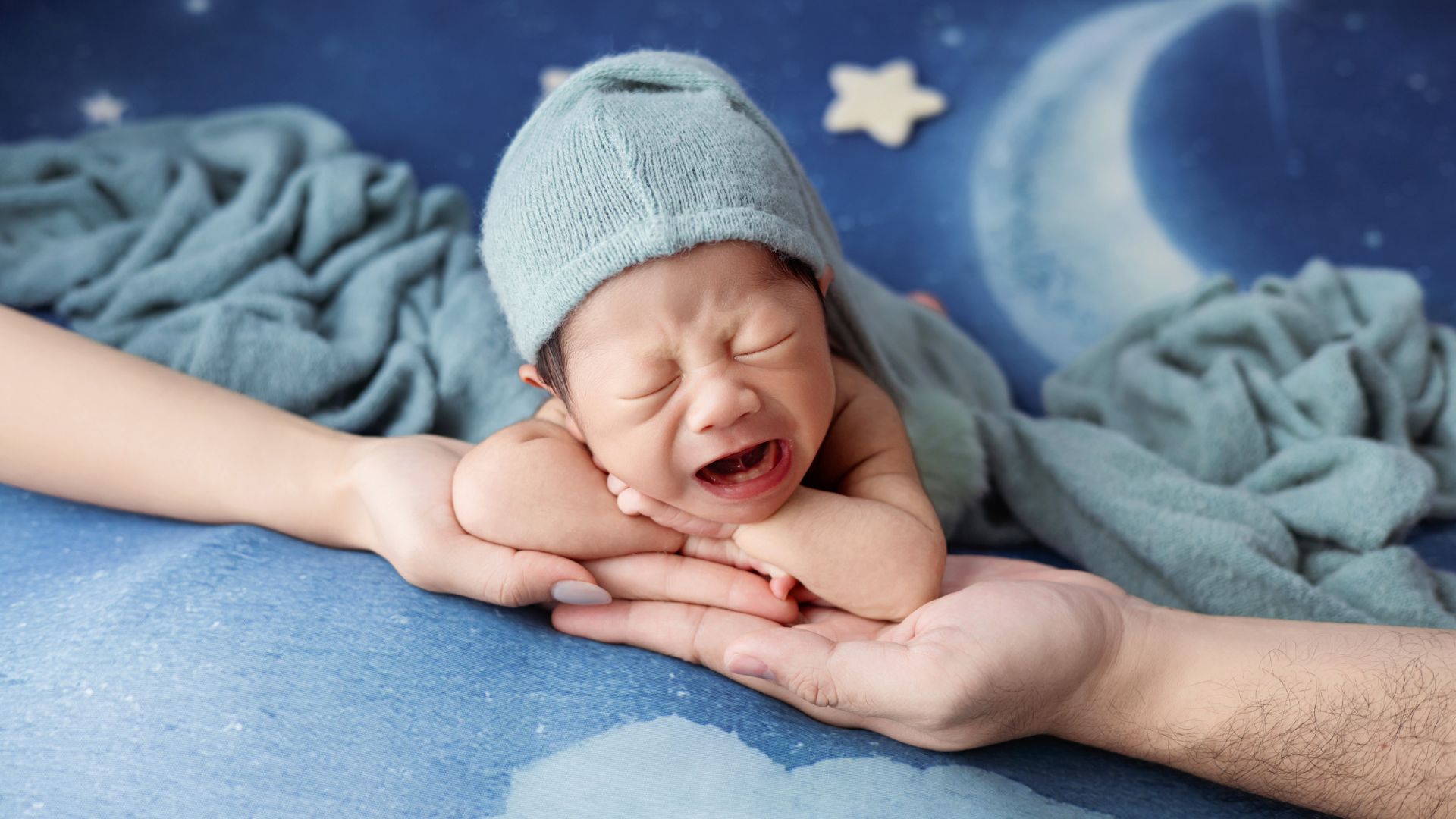 Ban đêm là thời điểm trẻ dễ thức giấc và khóc. Thay vì phải liên tục kiểm tra phòng của bé, camera AI với tính năng Baby Cry sẽ tự động cảnh báo khi phát hiện tiếng khóc