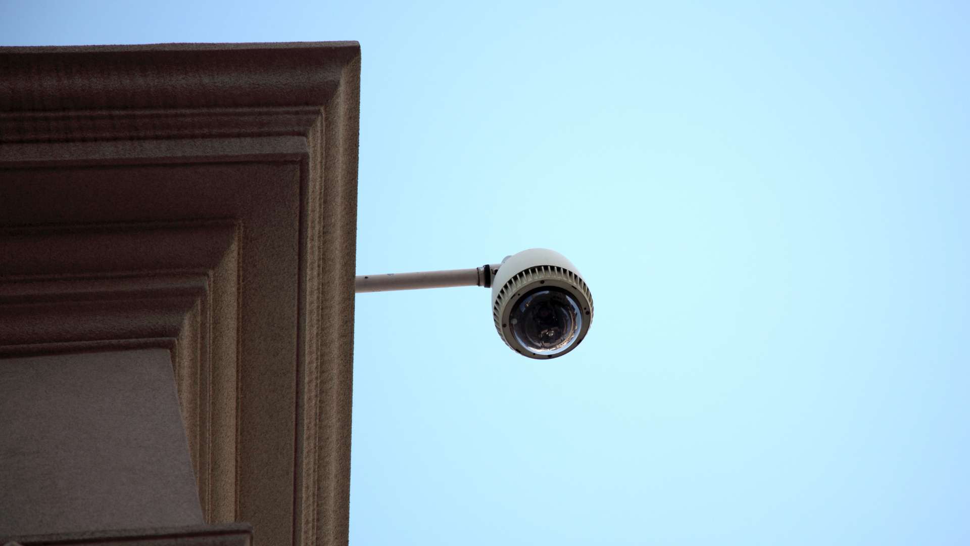 Camera ngoài trời có thể chống chịu mưa nắng như thế nào