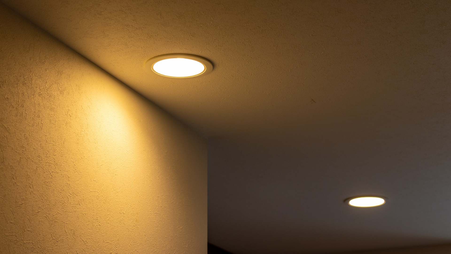 Đèn LED Downlight thông minh là gì, giá mắc không? - FPT Smart home Giá Đèn LED Downlight Thông Minh Mắc Hay Rẻ