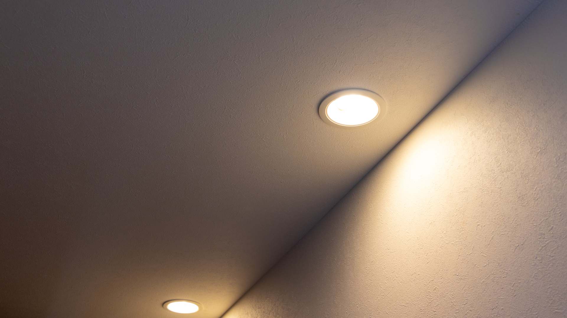 Kẻ trộm thường nhắm đến những ngôi nhà tối tăm, vắng vẻ. Đèn LED thông minh chống trộm có khả năng tự động bật và tắt theo lịch trình