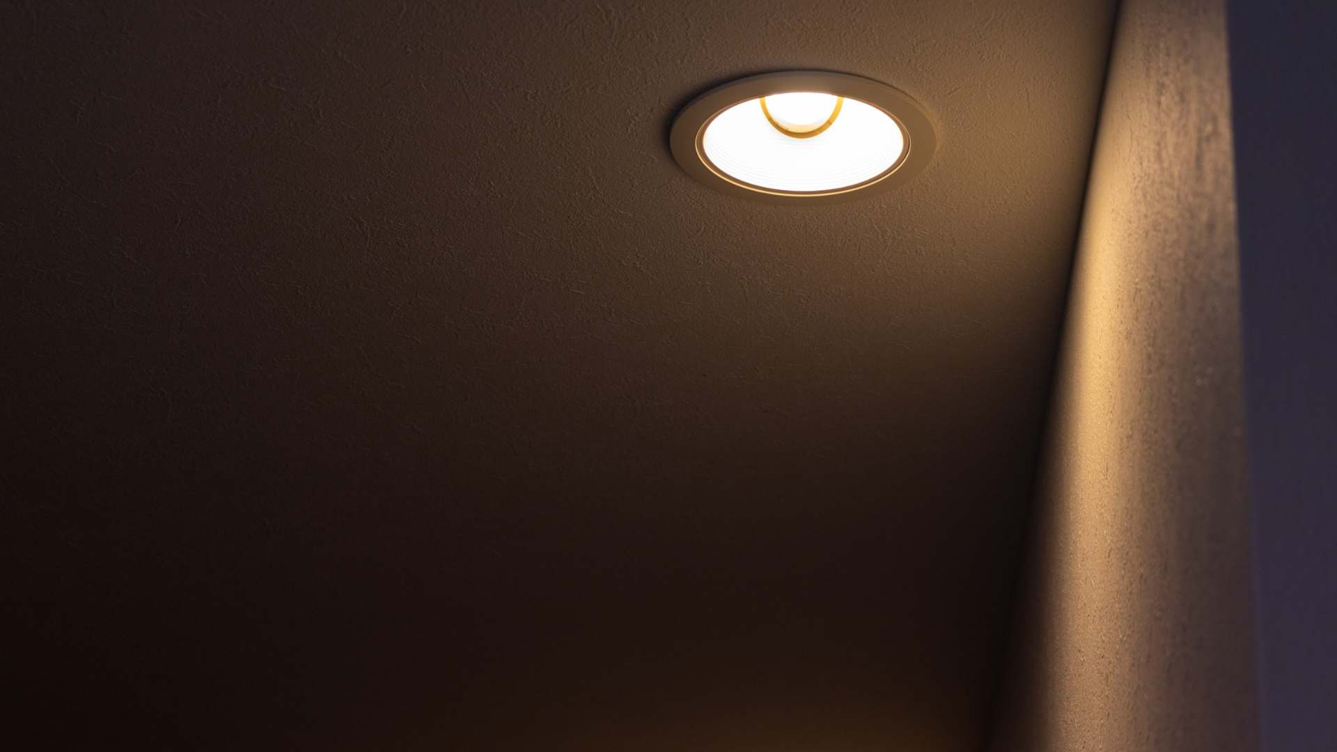 Tại Sao Bạn Cần Đèn LED Downlight Thông Minh Chống Trộm