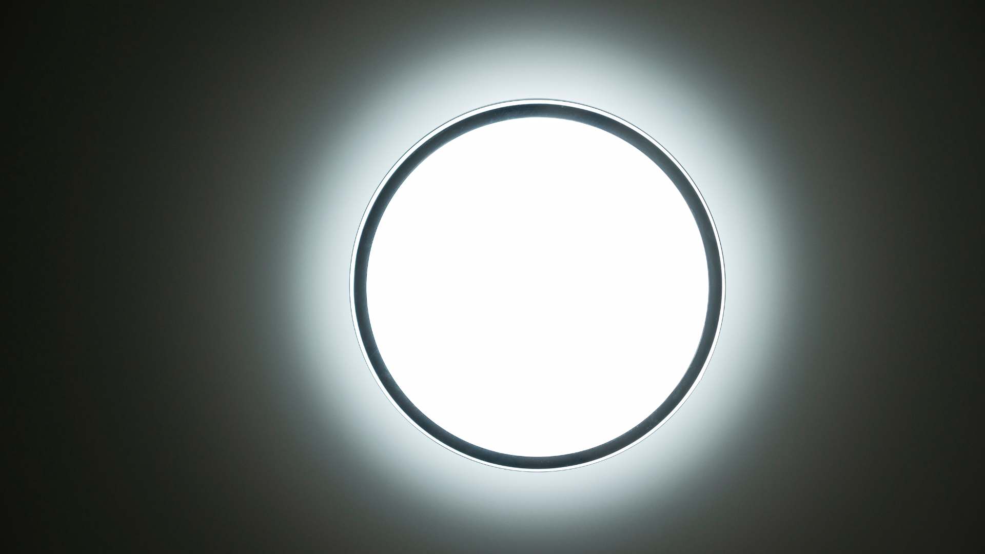 đèn LED downlight thông minh chống trộm còn là một món đồ trang trí nội thất tinh tế. Với nhiều kiểu dáng, màu sắc và hiệu ứng ánh sáng khác nhau